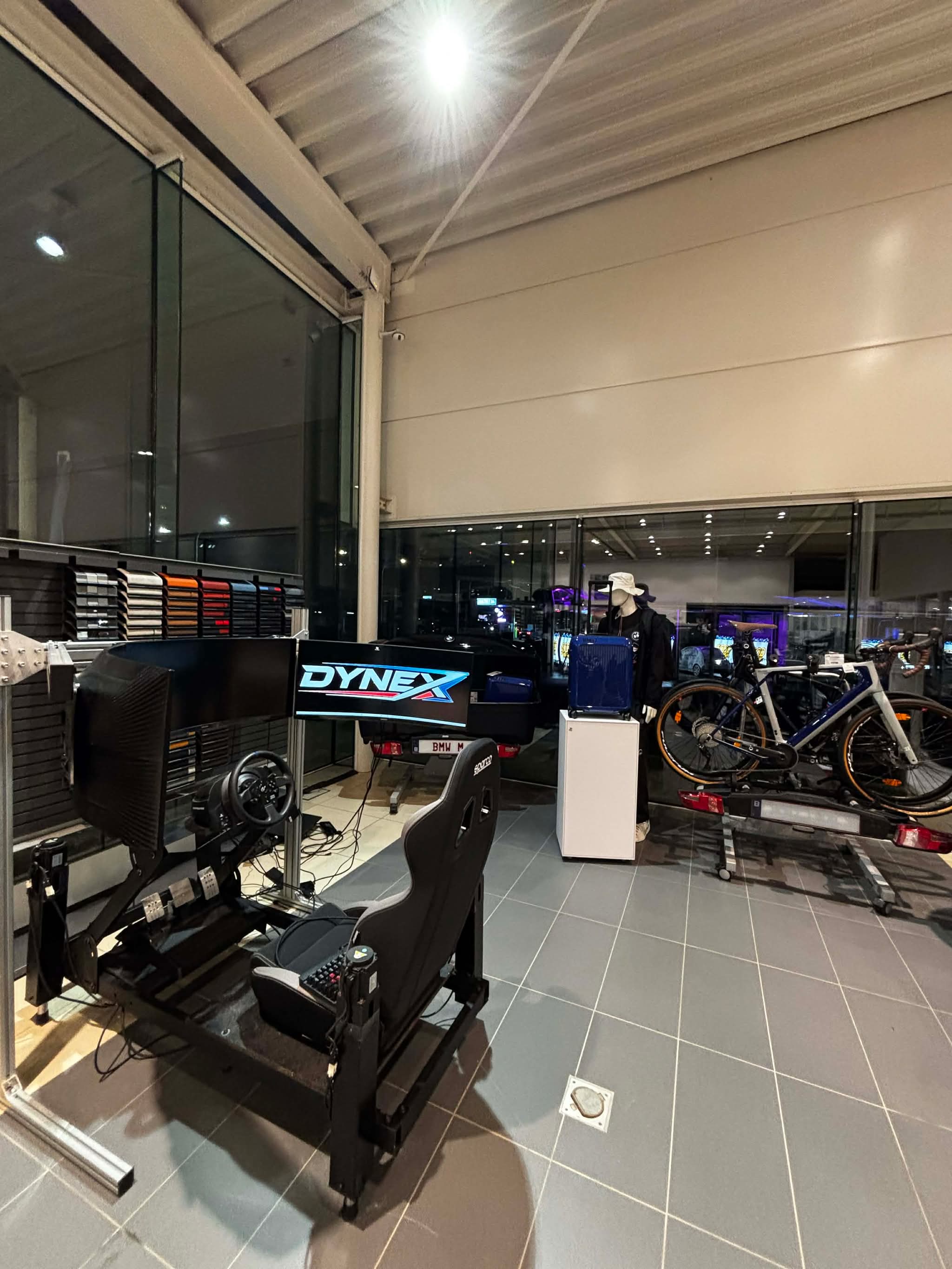 Vue d’ensemble de l’installation Dynex dans la concession BMW Dejonckheere à Tournai
